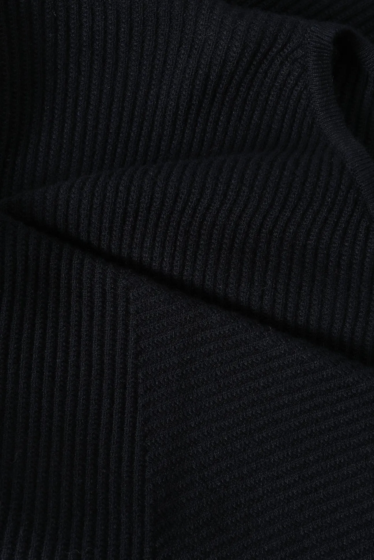 STRUKTURALNY DAMSKI SWETER Z DEKOLTEM W ŁÓDKĘ - PEGGIE
