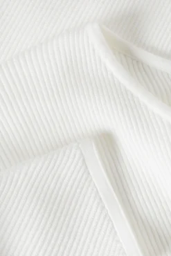 STRUKTURALNY DAMSKI SWETER Z DEKOLTEM W ŁÓDKĘ - PEGGIE