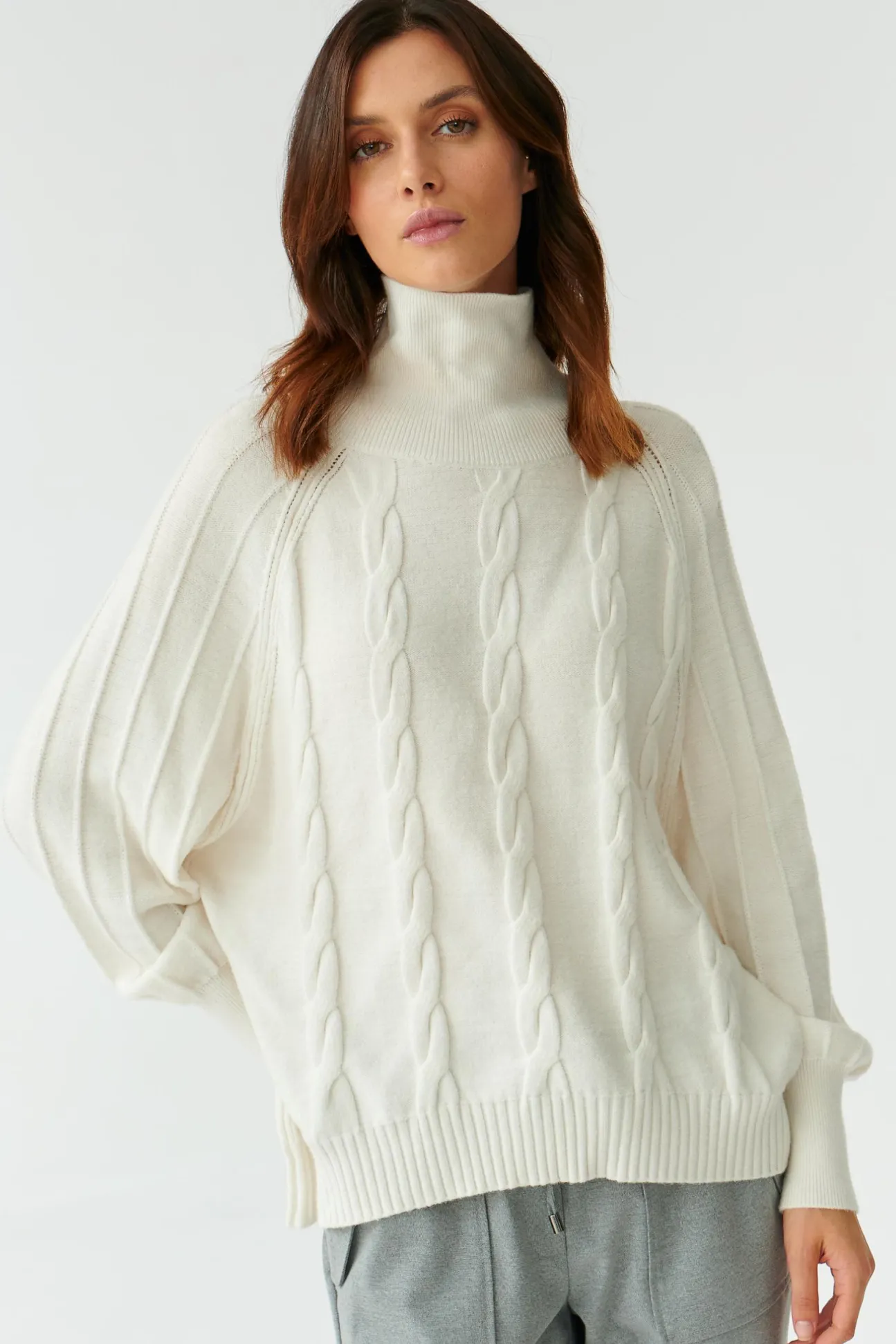 STRUKTURALNY SWETER DAMSKI Z GOLFEM MEDUZA
