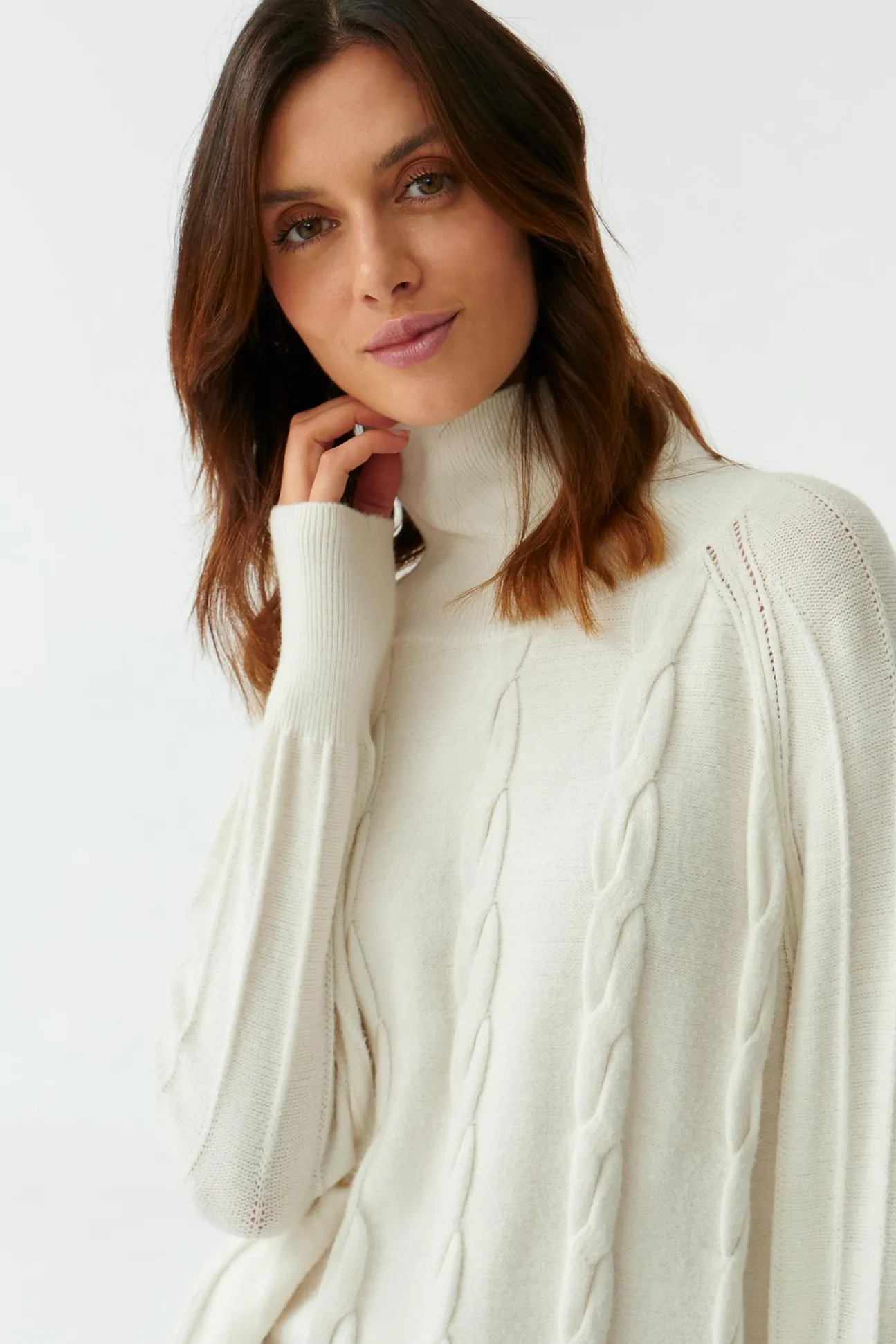 STRUKTURALNY SWETER DAMSKI Z GOLFEM MEDUZA