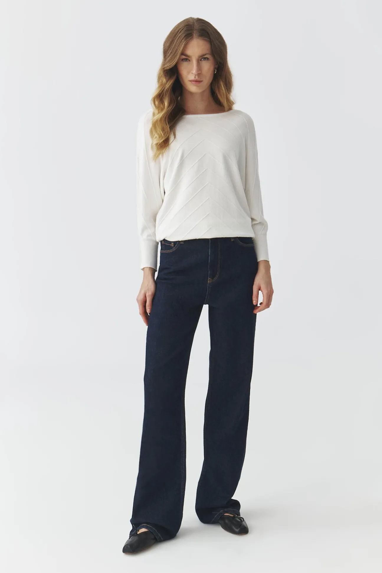 STYLOWY DAMSKI SWETER O LUŹNYM KROJU — MIYA