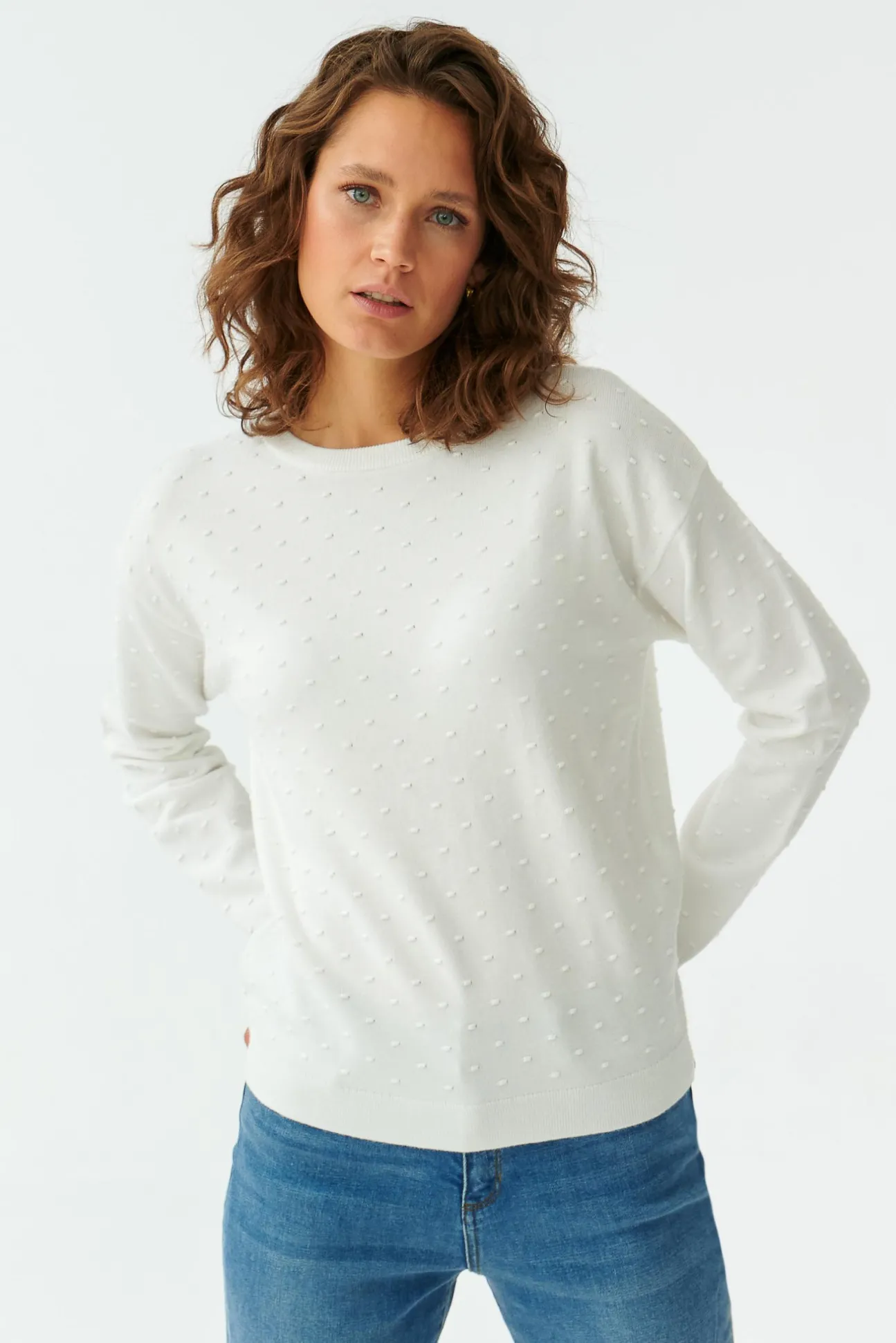 SWETER DAMSKI O SPLOCIE W KROPKI EWELA
