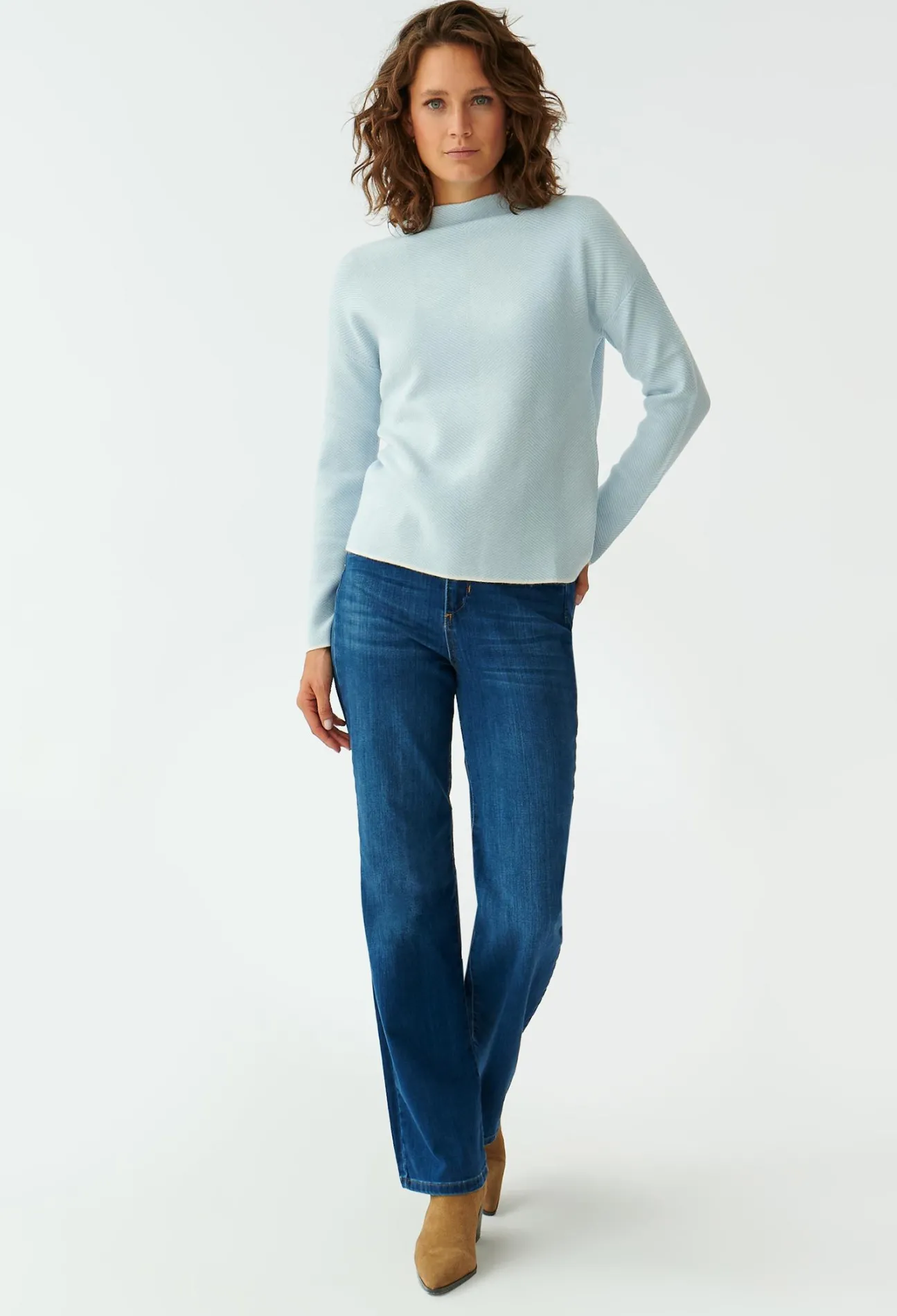 SWETER DAMSKI W JODEŁKĘ FAMALA