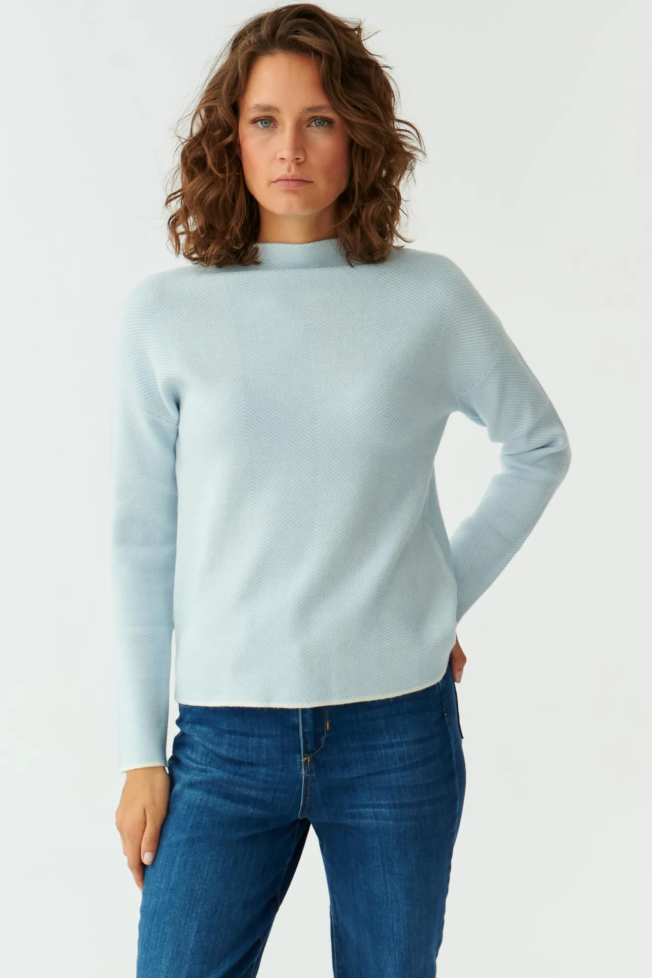SWETER DAMSKI W JODEŁKĘ FAMALA