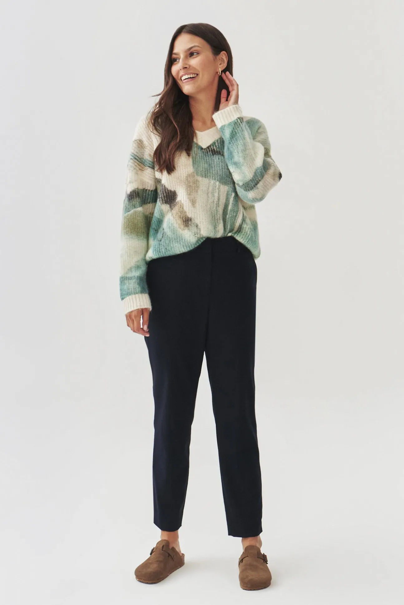 SWETER DAMSKI Z ABSTRAKCYJNYM NADRUKIEM - STACY