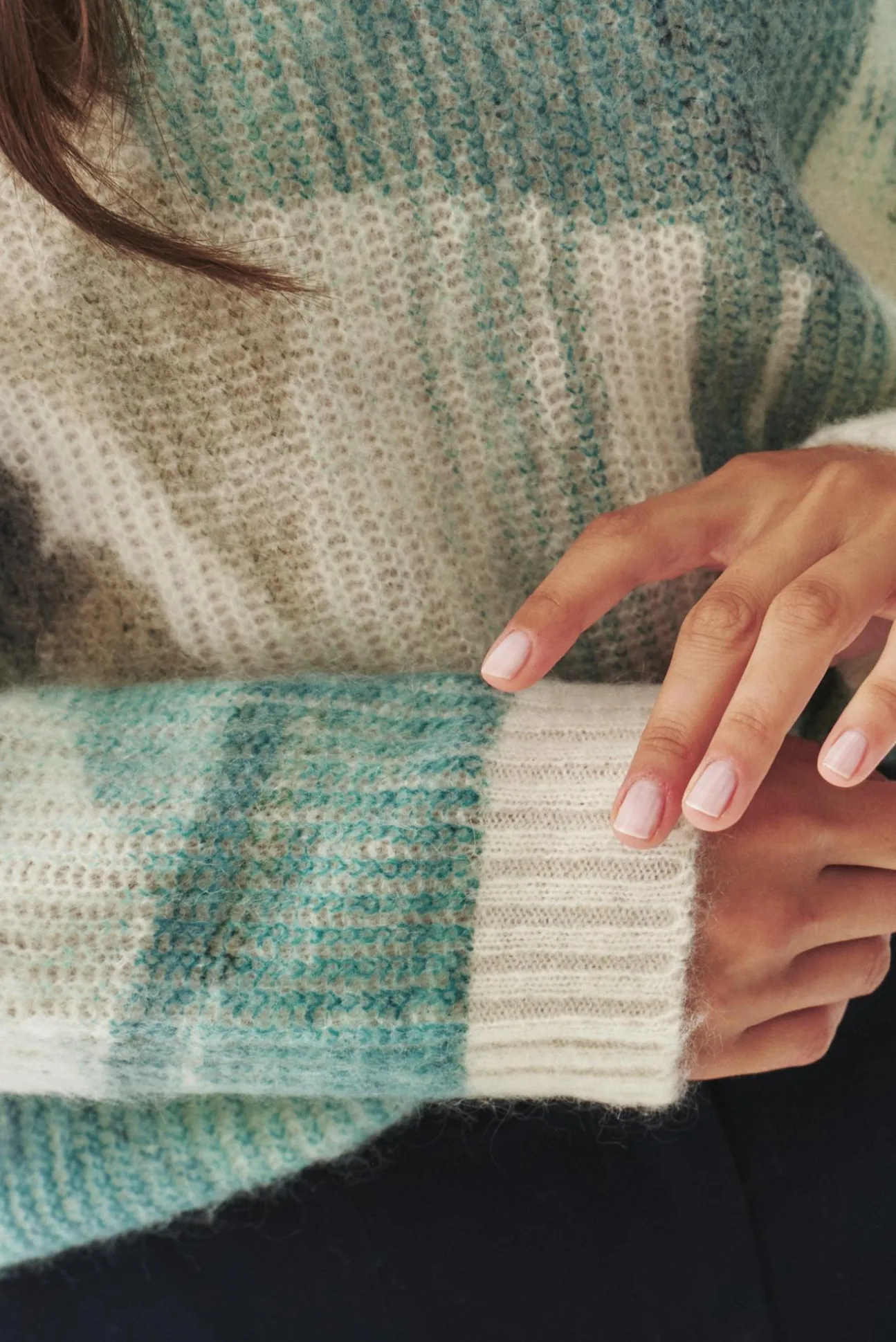 SWETER DAMSKI Z ABSTRAKCYJNYM NADRUKIEM - STACY