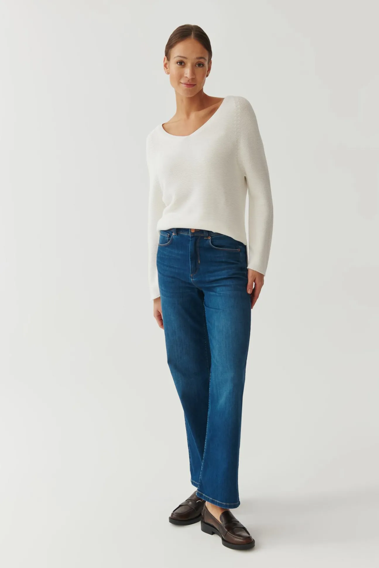 SWETER DAMSKI Z DEKOLTEM W SEREK - BORI