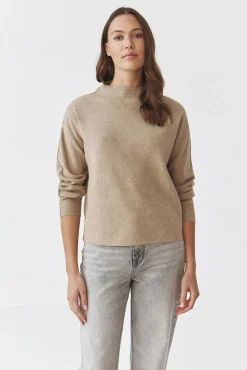 SWETER DAMSKI Z DEKOLTEM W ŁÓDKĘ I OZDOBNĄ WYPUSTKĄ - CORALINE