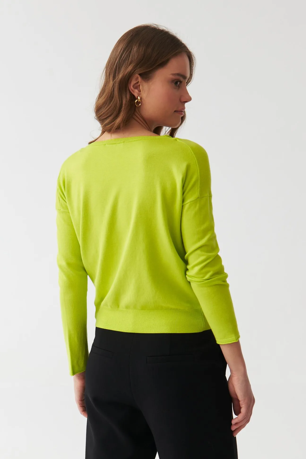 SWETER DAMSKI Z DEKOLTEM TYPU WODA - LIVO