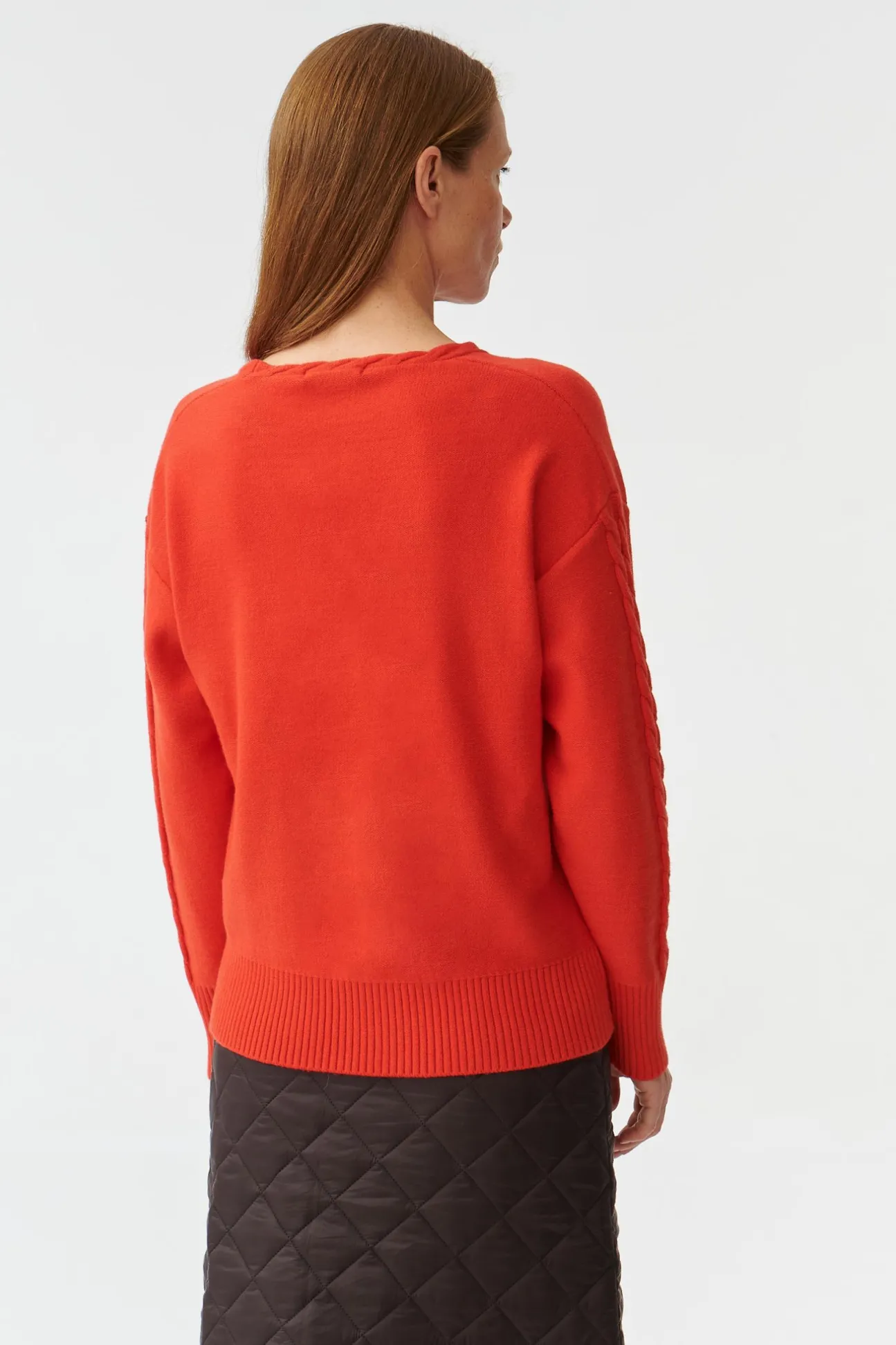 SWETER DAMSKI Z DEKOLTEM W SEREK POLI