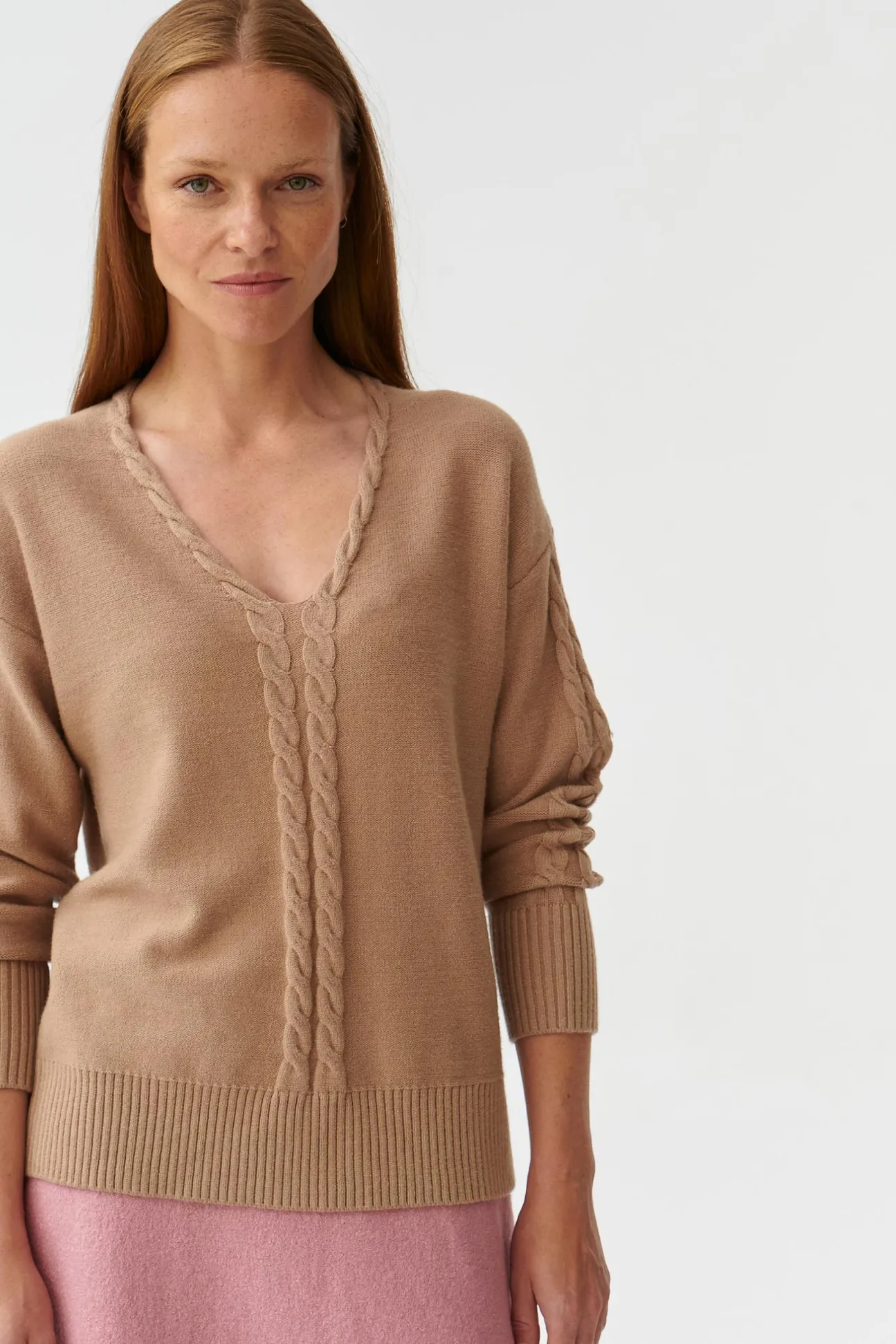 SWETER DAMSKI Z DEKOLTEM W SEREK POLI