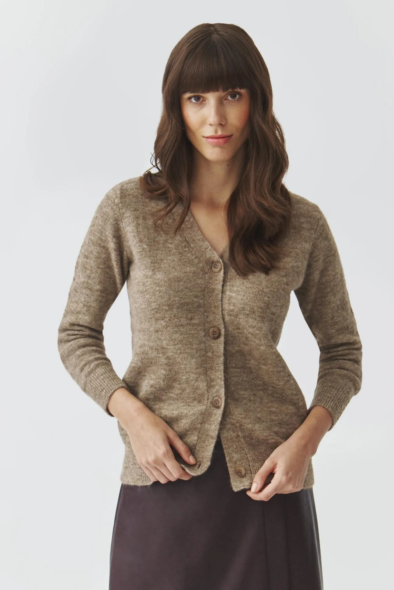 SWETER DAMSKI Z GUZIKAMI I DEKOLTEM W SEREK — AUTUMN