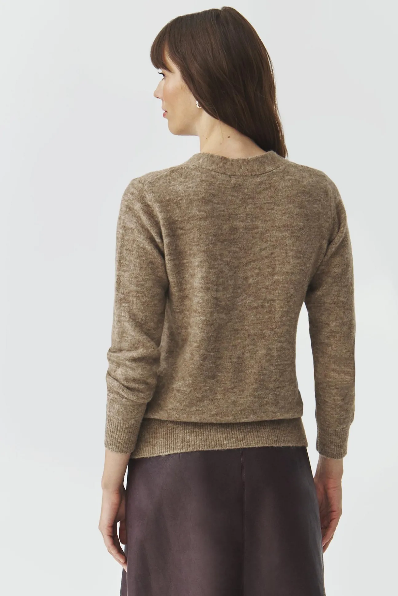 SWETER DAMSKI Z GUZIKAMI I DEKOLTEM W SEREK — AUTUMN