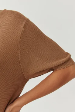 SWETER DAMSKI Z KRÓTKIM RĘKAWEM I DEKOLTEM W SEREK - FOKIA