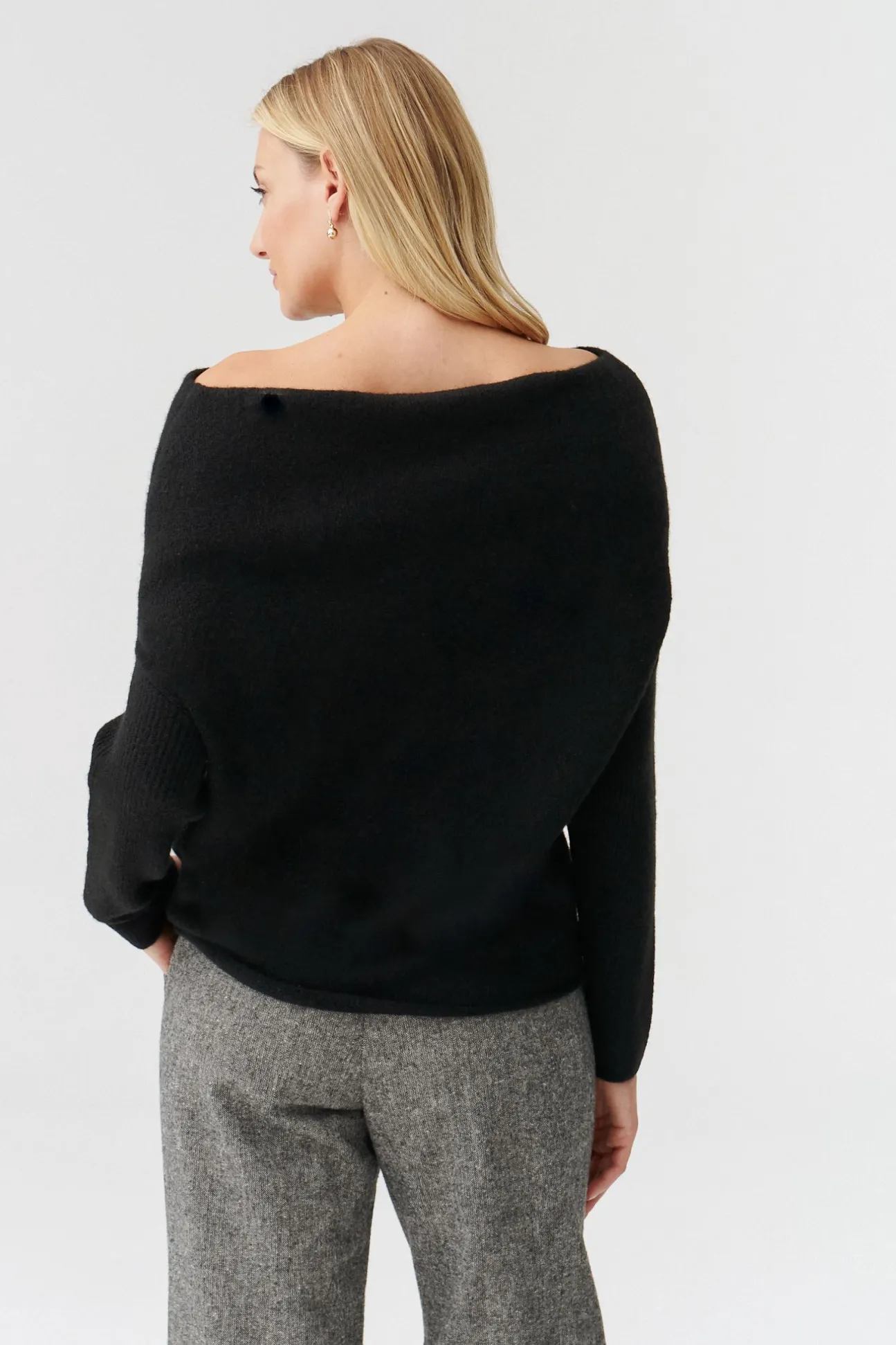 SWETER DAMSKI Z OZDOBNYM DEKOLTEM ATI
