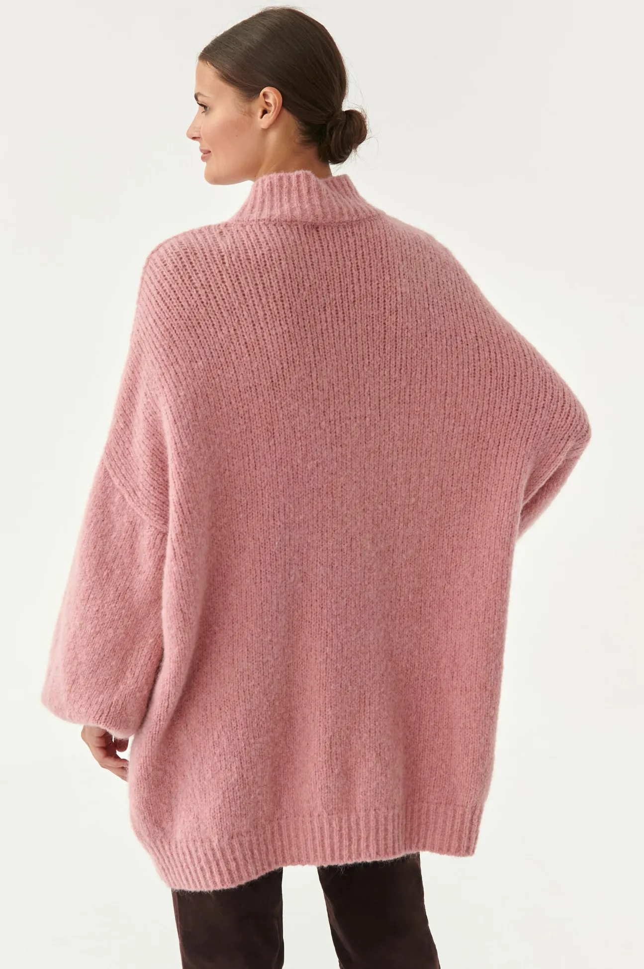 SWETER DAMSKI Z SZEROKIM RĘKAWEM ZOMIA