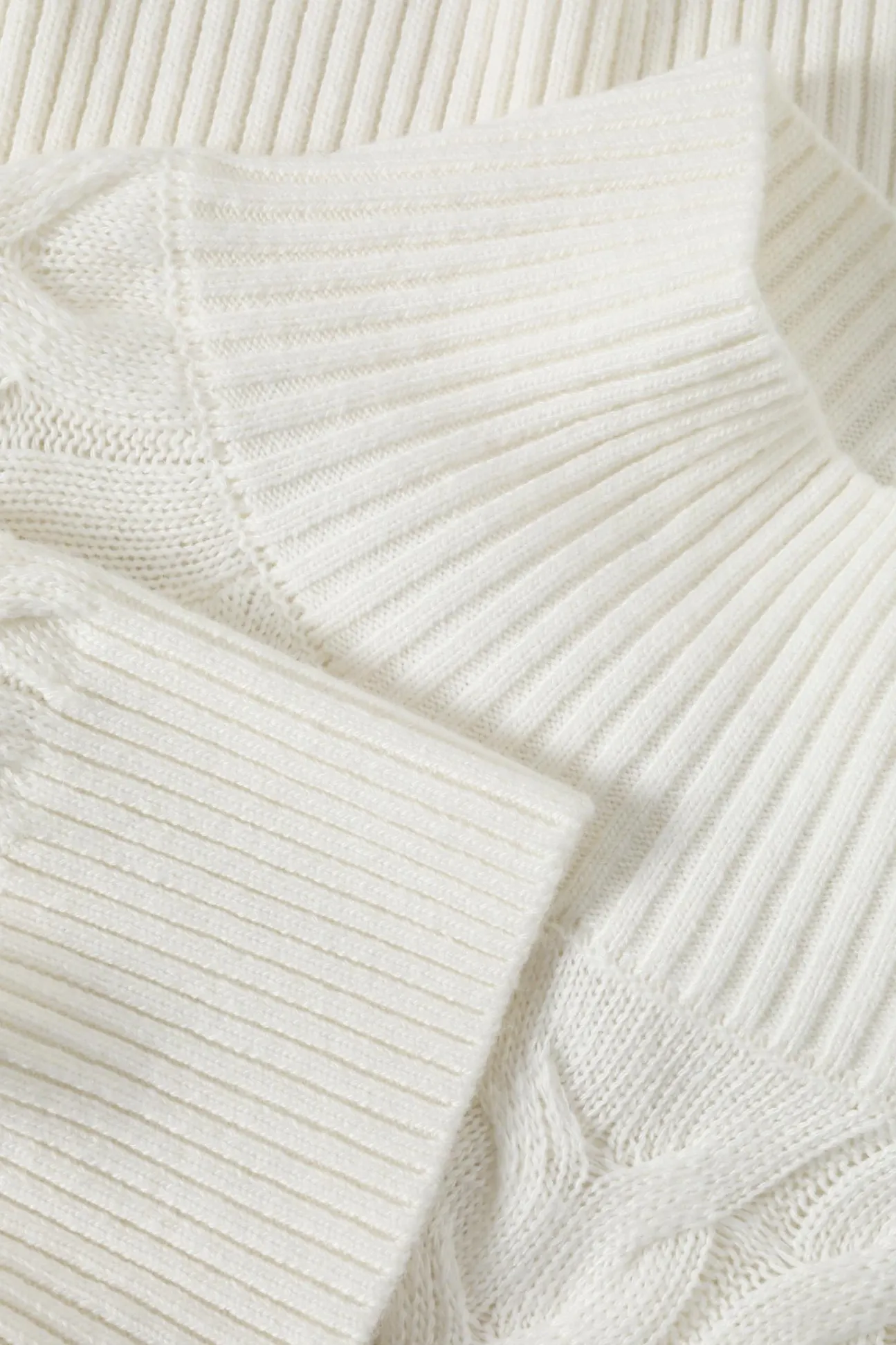 SWETER DAMSKI Z SZEROKIMI RĘKAWAMI I STRUKTURALNYM WZOREM — WILLA
