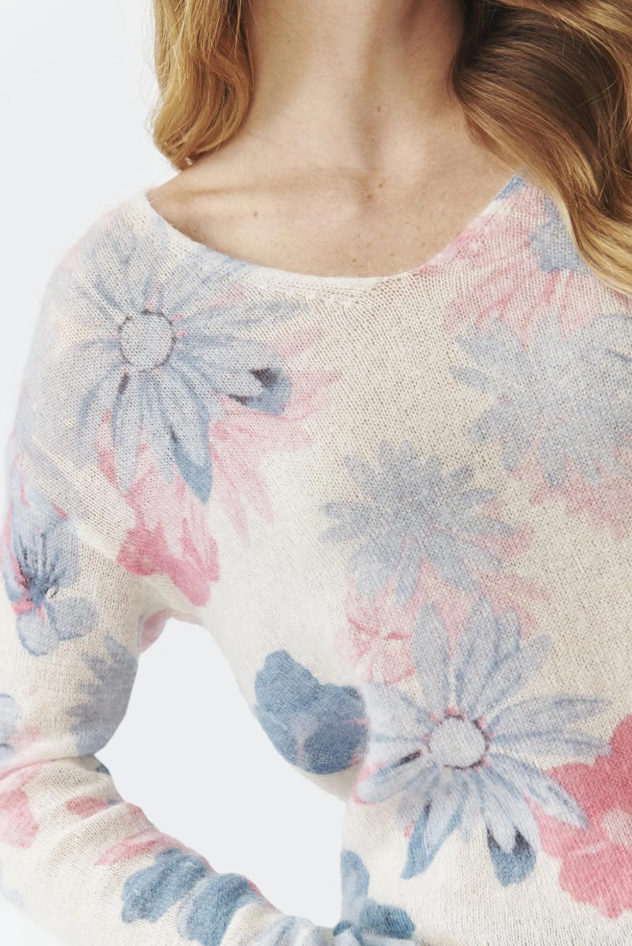 SWETER Z KWIATOWYM NADRUKIEM — SOLO