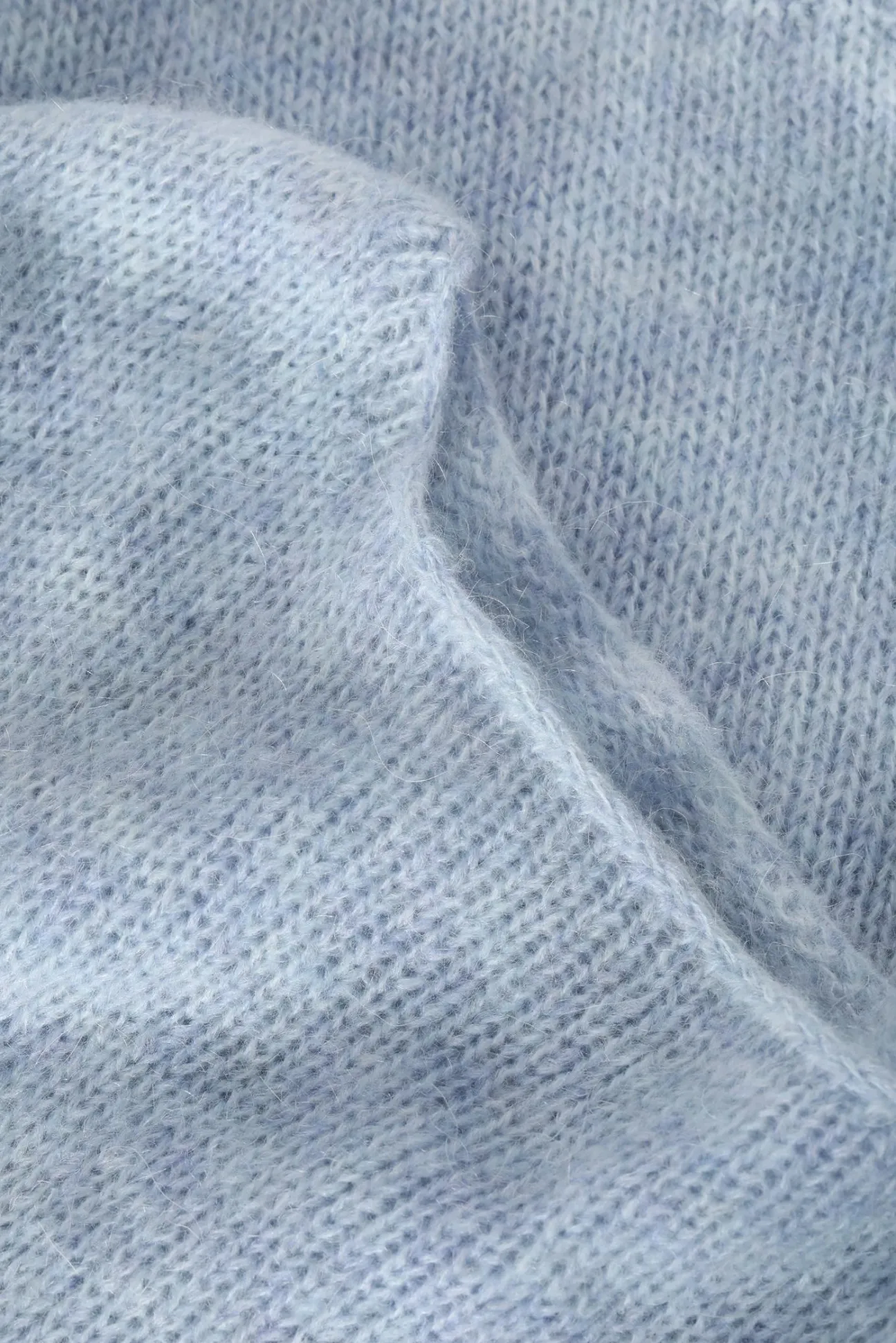 SWOBODNY SWETER DAMSKI Z DEKOLTEM W ŁÓDKĘ FLUFKO