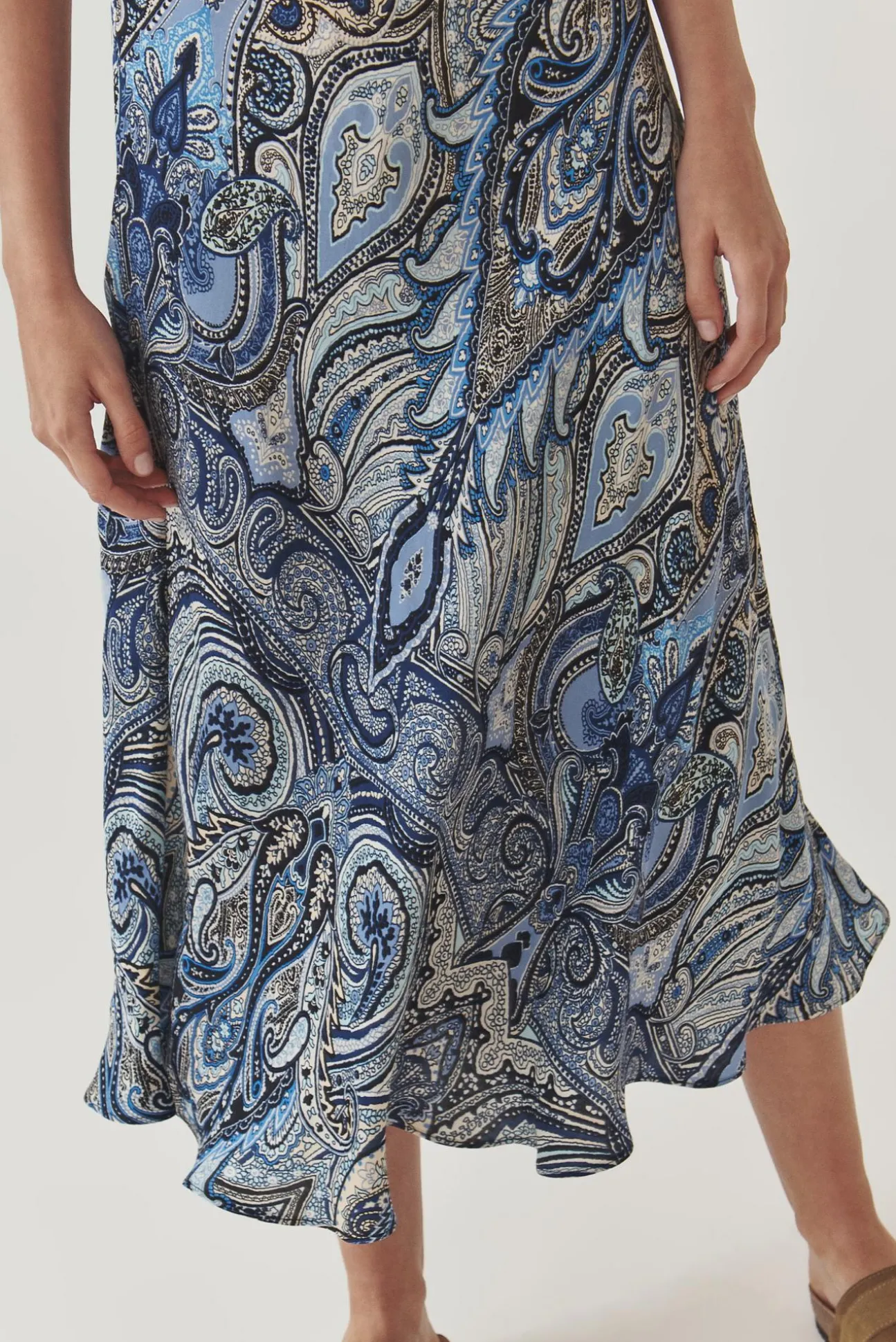 WZORZYSTA MIDI SPÓDNICA Z SATYNY WISKOZOWEJ - SATINI 7