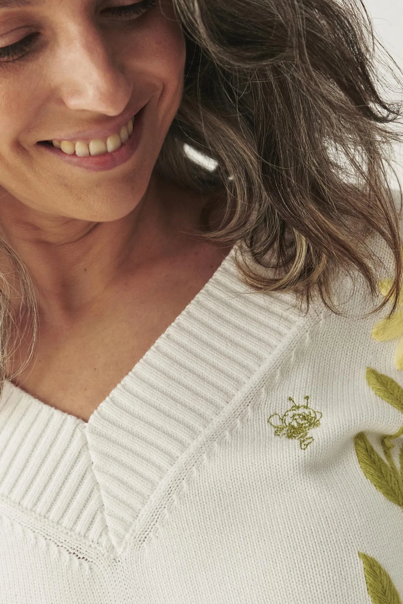 WZORZYSTY SWETER Z HAFTEM — MAYOLA